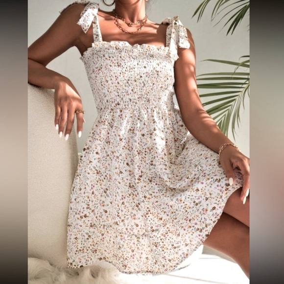 Kristine’s Closet Dresses & Skirts - 🍃 Floral Print Shoulder Tie Dress